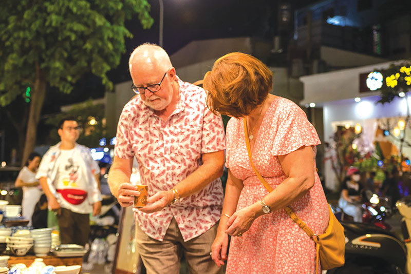 Du lịch bùng nổ, khôn vặt lại bùng theo